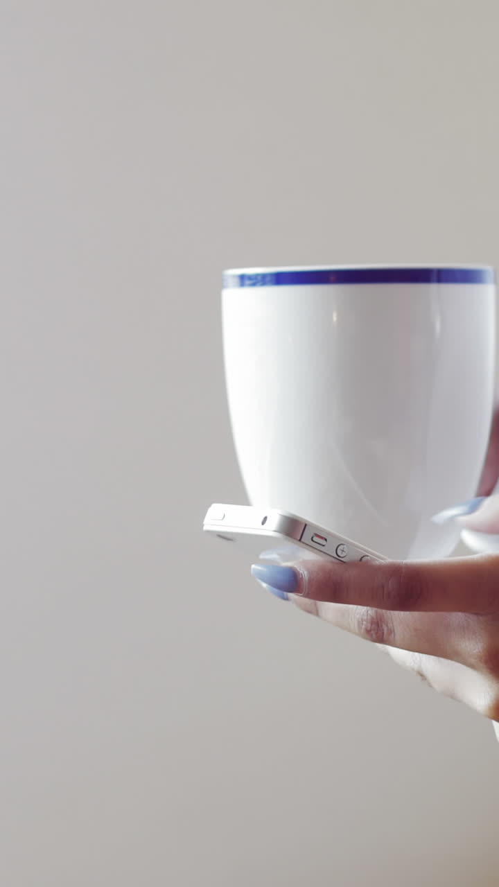 커피 한잔하면서 휴대 전화를 사용 하여 여자