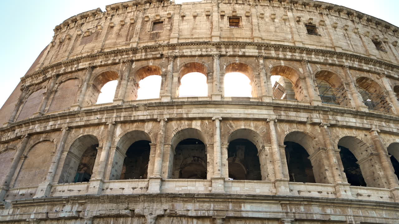 İtalya, Roma'nın antik merkezinde yer alan Kolezyum. Gün ışığı