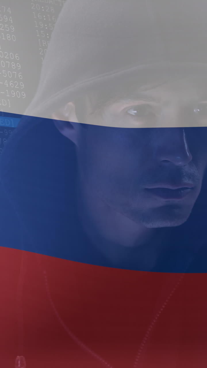 Animación de hacker caucásico sobre la bandera de Rusia