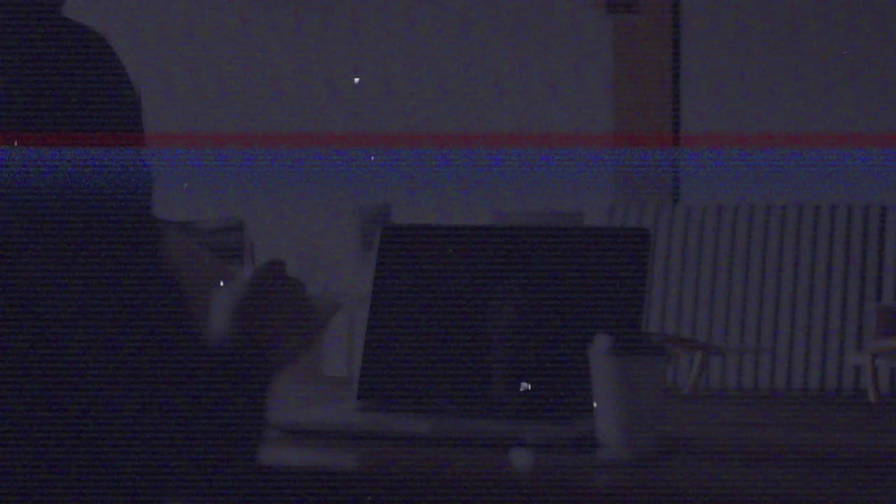 백인 사업가에 대한 간섭의 애니메이션.