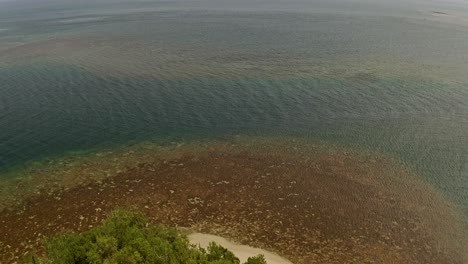 Luftaufnahme-Der-Insel-Malingin-Auf-Den-Philippinen-Mit-Ausziehbarer,-Nach-Oben-Geneigter-Aufnahme