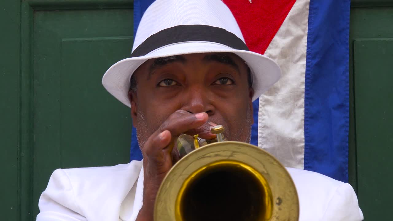 un músico de jazz toca una trompeta en las calles de la habana cuba 1
