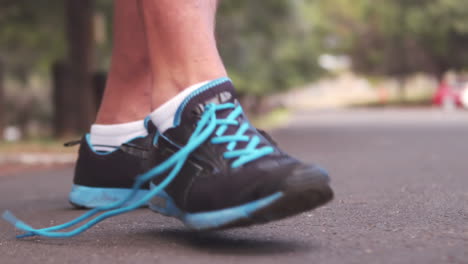 un corredor atando el cordón de su zapato