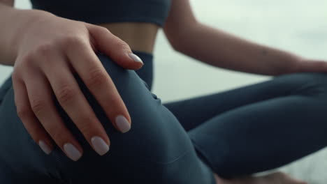 Manos-De-Mujer-Pies-Acostados-En-Postura-De-Loto-De-Cerca.-Chica-Desconocida-Haciendo-Yoga.