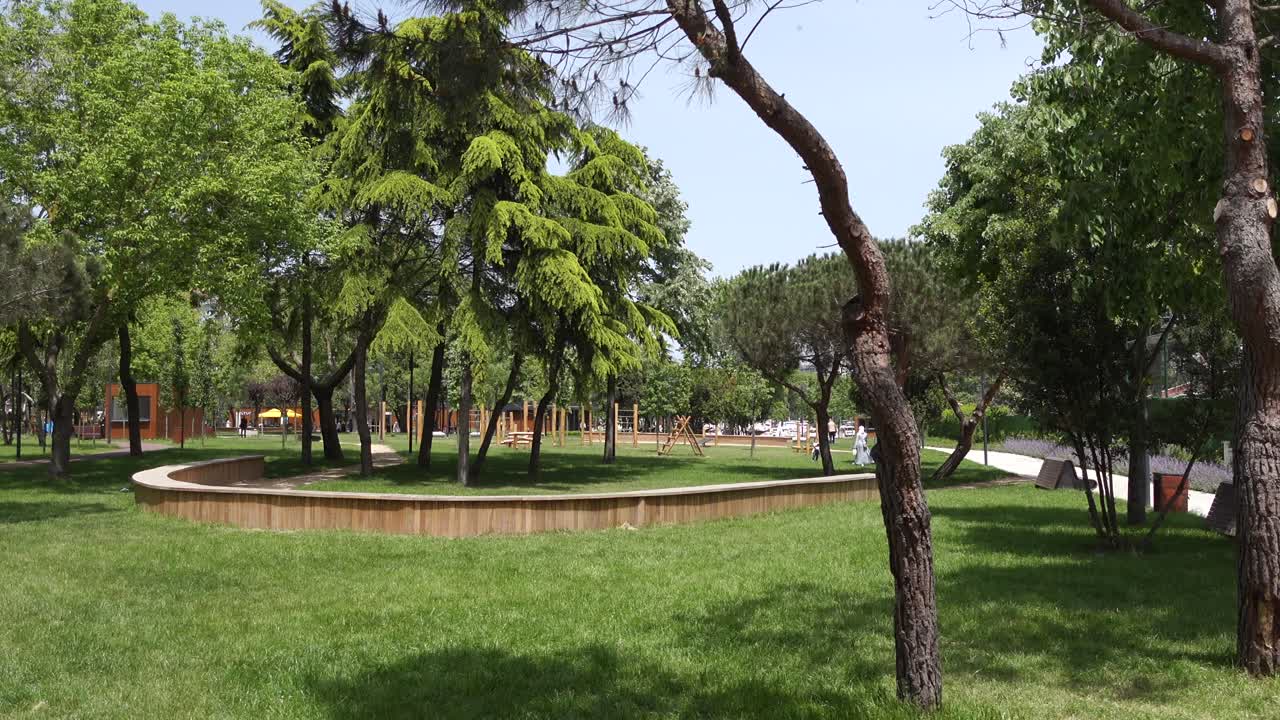 escena del parque con área de juegos y asientos