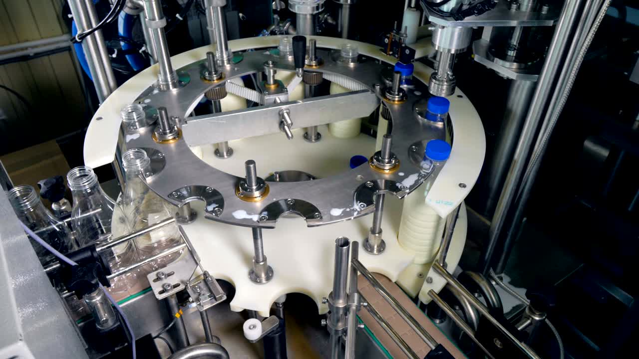 una línea interminable de botellas de leche durante el proceso de embotellado.