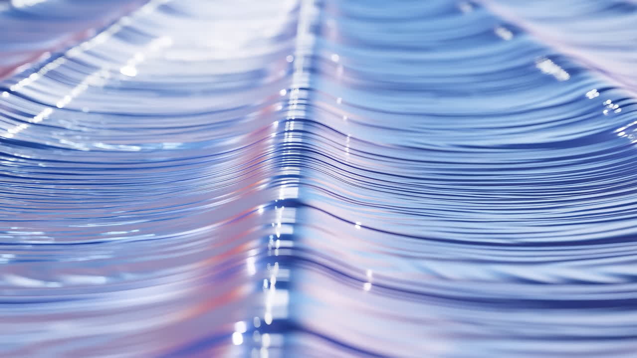Nærbillede af blå glasbølger, der glitrer. Glatte lineære krusninger med pastelfarvede højdepunkter og blød bokeh, slowmotion