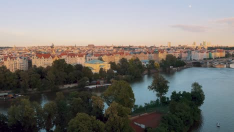 Drone-Aéreo-De-La-Hora-Dorada-Disparado-Sobre-El-Río-Vltava-Praga,-Paisaje-Urbano-República-Checa