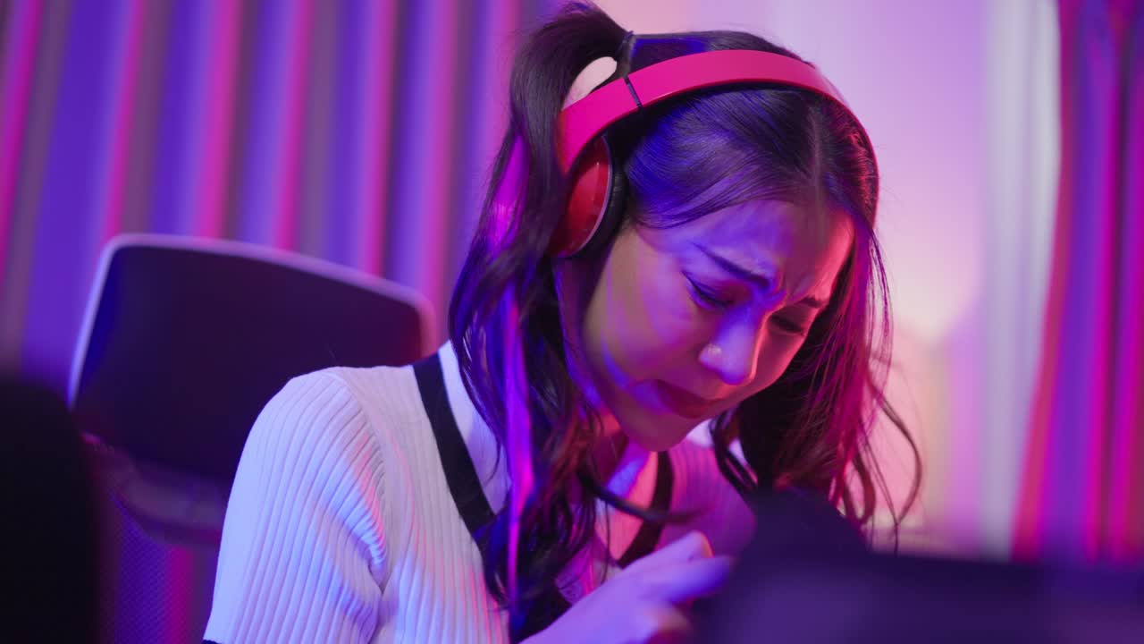 모바일 게임을 하는 여자