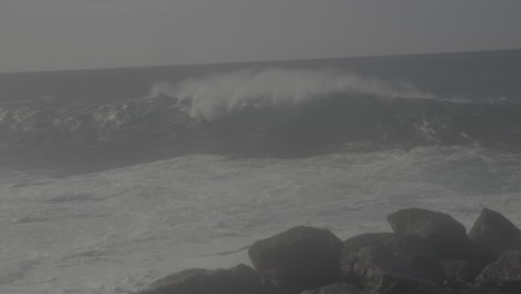 las poderosas olas del océano