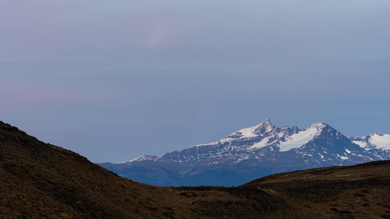 paisaje panorámico en lapso de tiempo de la montaña ferrier al atardecer, patagonia