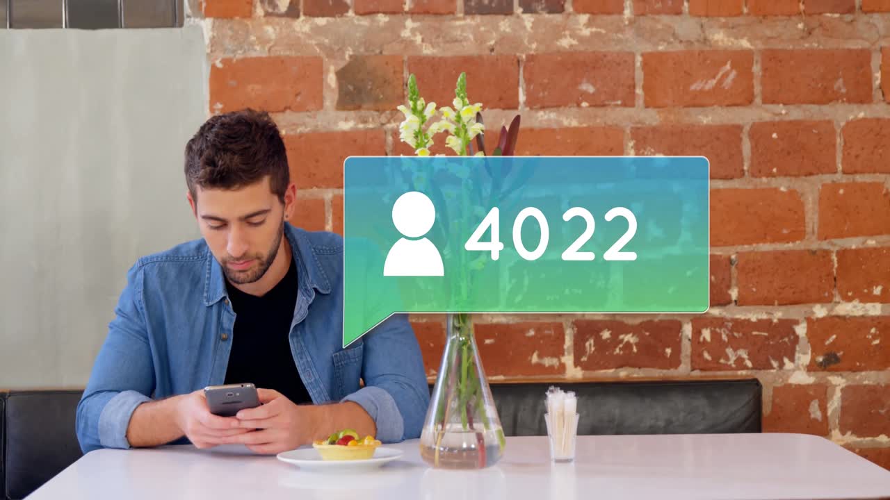 hombre enviando mensajes de texto mientras come pastel 4k