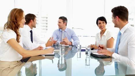 pessoas de negócios a falarem durante uma reunião.