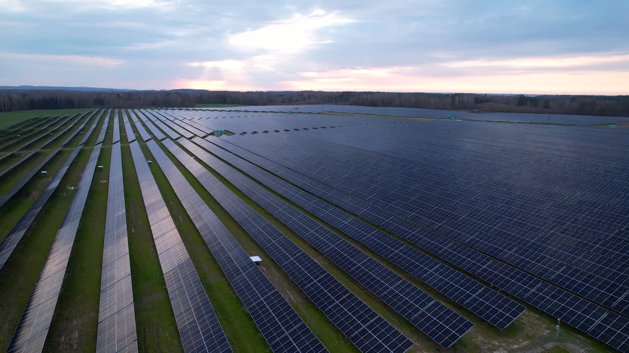 Solcellepaneler på solcellepark, emissionsfri alternativ energiløsning.
