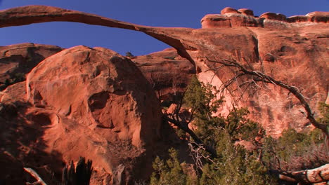 Der-Schöne-Zarte-Bogen-überspannt-Den-Utah&#39;s-Arches-Nationalpark