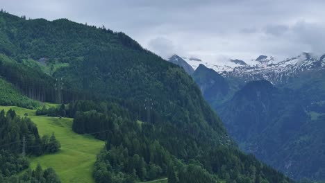 hermoso paisaje natural visto desde los teleféricos en el complejo kaprun