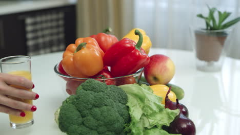 Nahaufnahme-Von-Frauenhänden,-Die-Zutaten-Für-Das-Kochen-Von-Salat-Zubereiten.