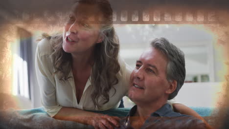 animación de una feliz pareja caucásica de alto nivel viendo televisión sobre el cuadro