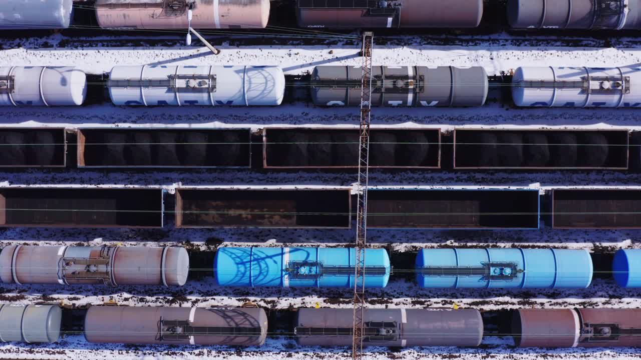 카토비체 폴란드의 상품 야적장에 저장된 수백 대의 철도 화물차 - 드론 조감도 - 눈 덮인 땅이 있는 겨울 풍경