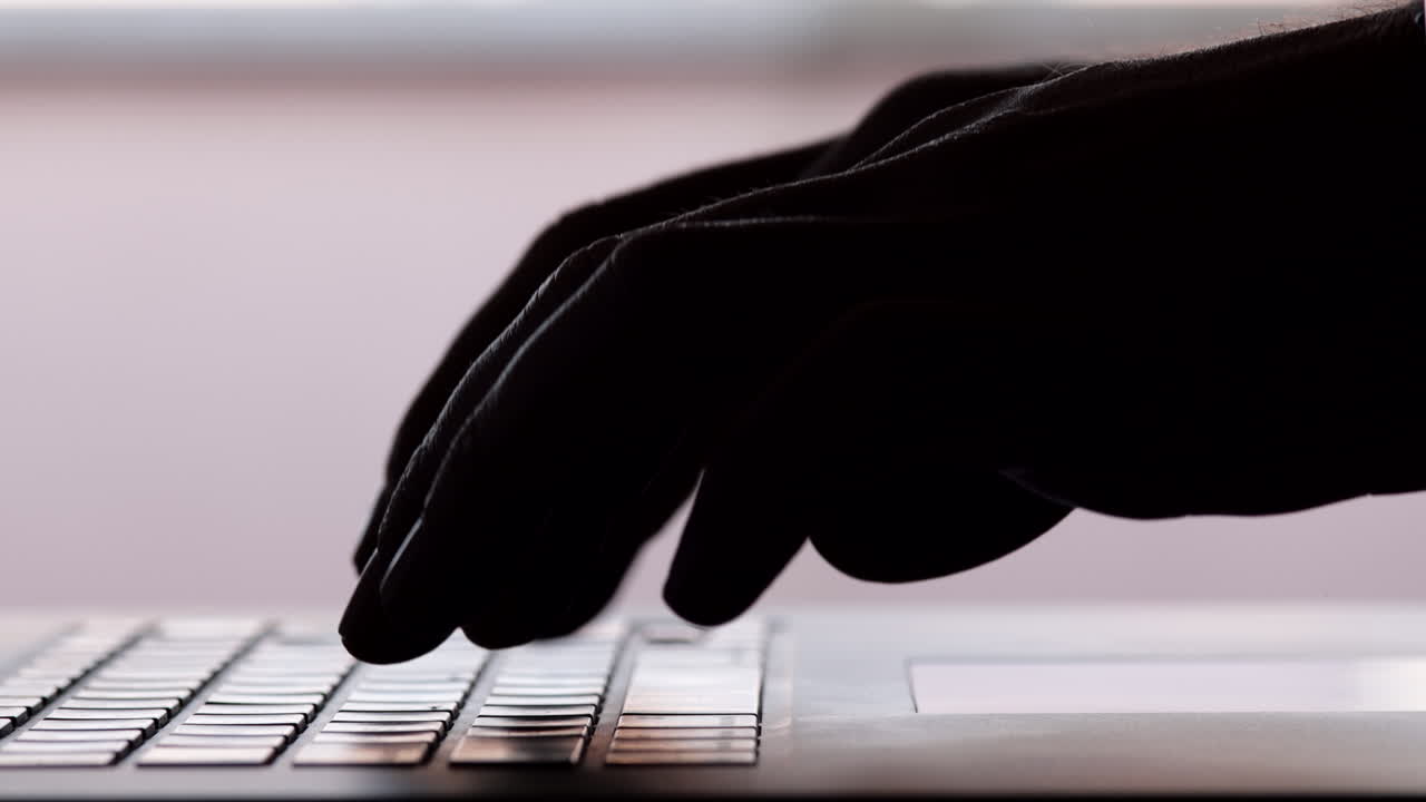 노트북에 입력하는 바쁜 남자 또는 여자