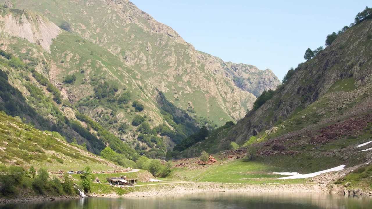 İtalya, Lago della Rovina'da alp gölü kıyıları ve sarp zirvelerin geniş açılı çekimi
