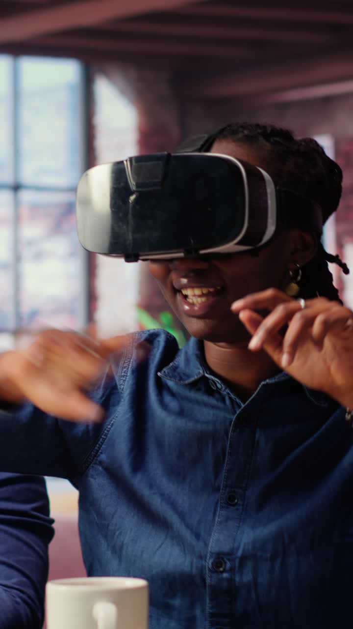 Afroamerikansk kvinde oplever Virtual Reality med VR headset