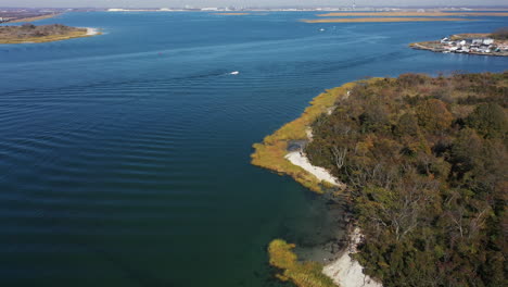 una toma aérea sobre la bahía cubierta de hierba en queens, nueva york