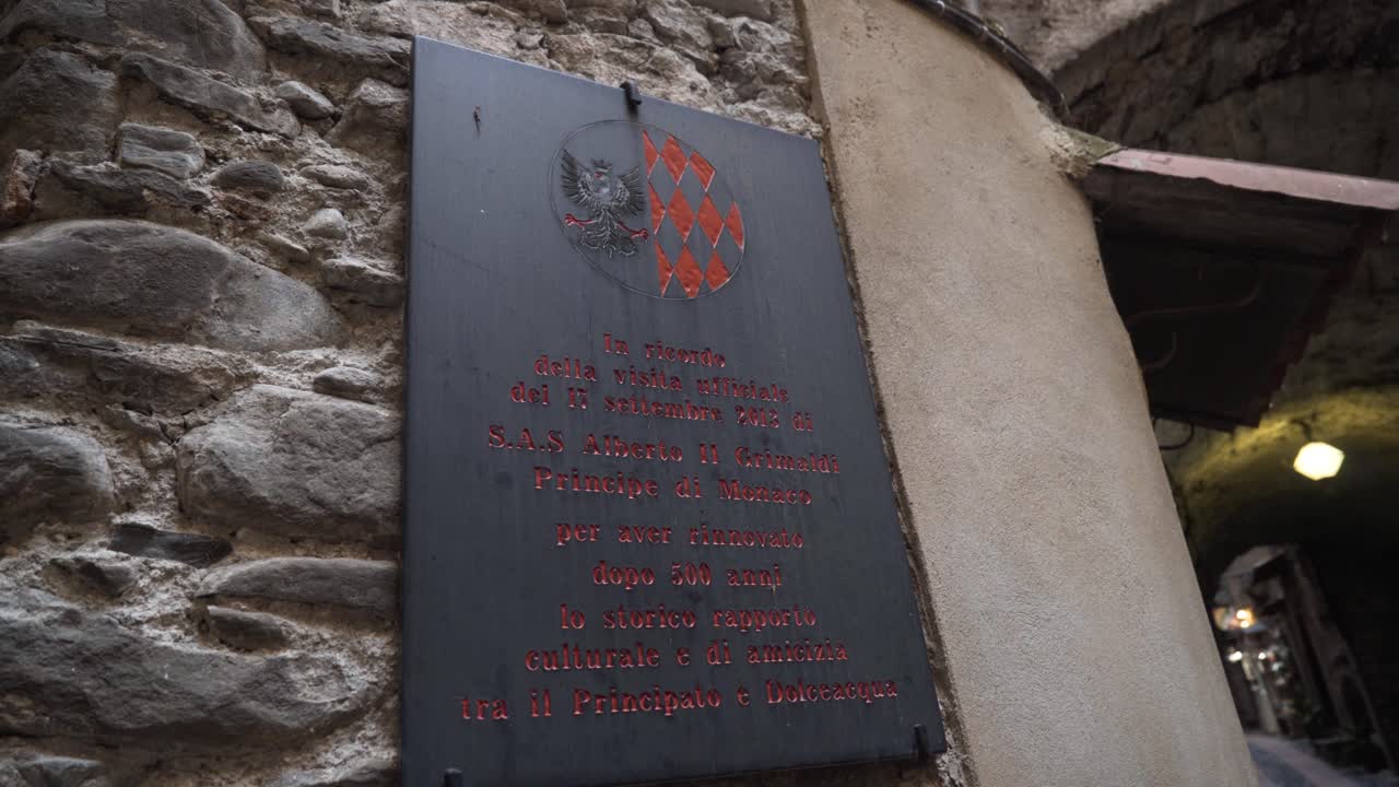 Plaque historique dans une rue étroite