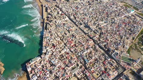 Alta-Antena-Sobre-La-Antigua-Ciudad-De-Essaouira-Marruecos-Con-Murallas-Y-Medina