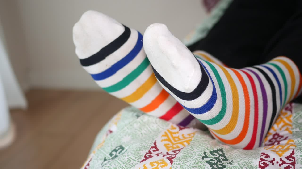 calcetines a rayas de colores en los pies