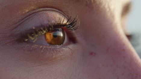 un primerísimo plano de ojos marrón caramelo femenino mirando con lágrimas y diferentes emociones