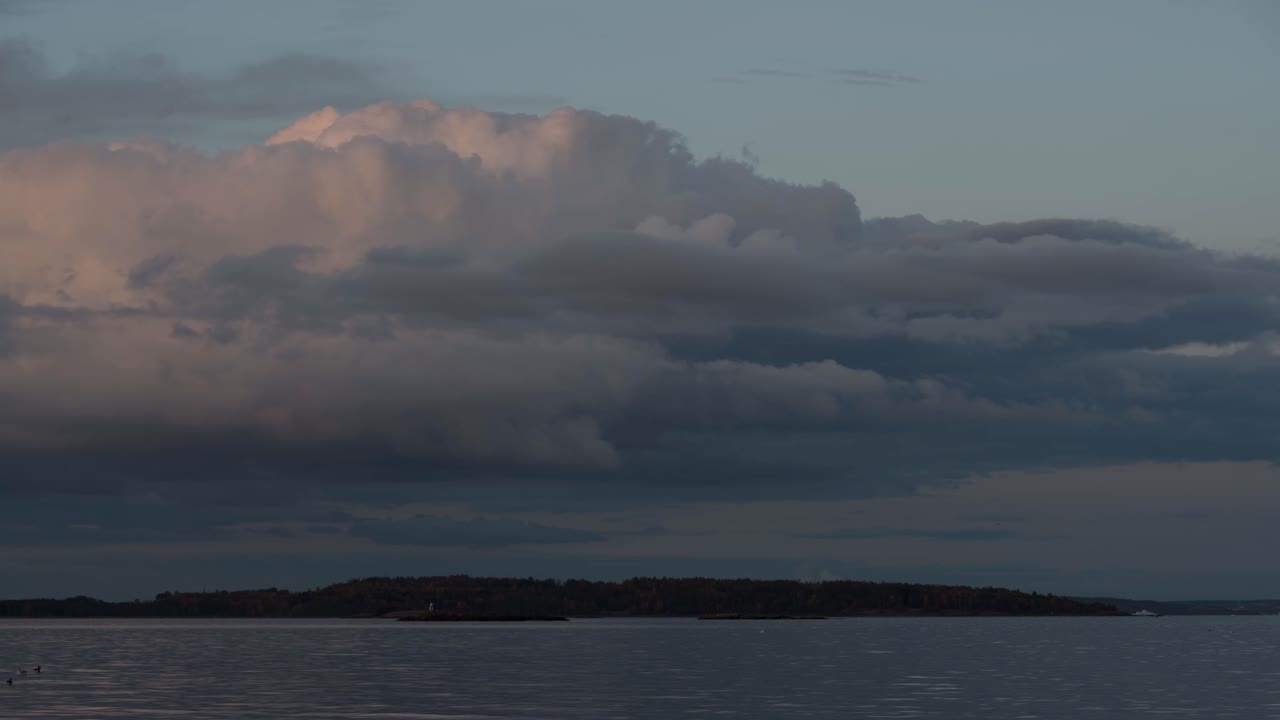 일몰에 의해 아름다운 색깔의 구름