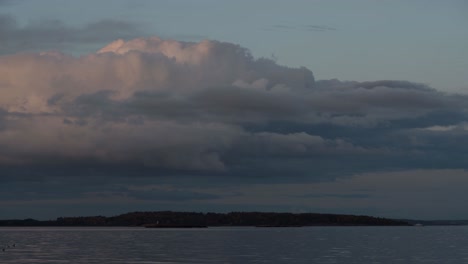 hermosas nubes de colores al atardecer