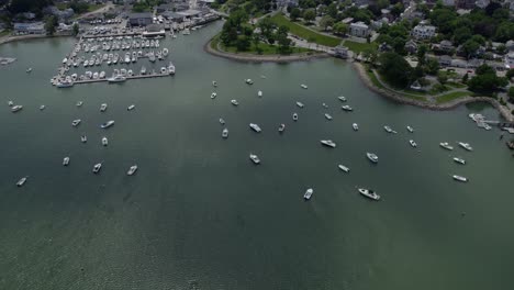 vista aérea con vistas a los barcos y al puerto seguro puerto deportivo de plymouth, verano en estados unidos