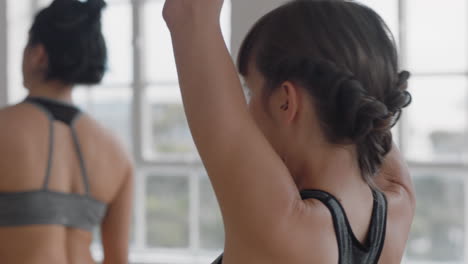 vista trasera hermosa mujer caucásica en clase de yoga lista para hacer ejercicio estiramiento preparándose en el gimnasio