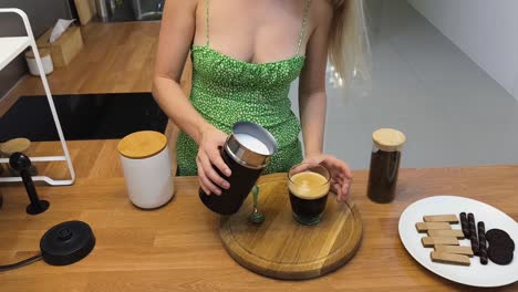 una mujer haciendo un latte.