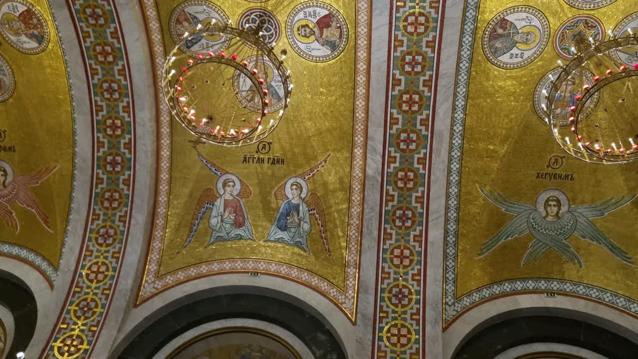 Mosaik- und Freskendeckenverzierungen mit Heiligen und religiösen Symbolen im Tempel des Heiligen Sava (Hram Svetog Save) in Belgrad, Serbien, die neo-byzantinische orthodoxe Kunst zeigen.
