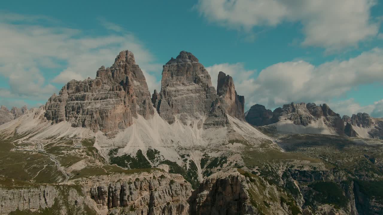 seguimiento de drones filmado con altas montañas rocosas empinadas y cielo parcialmente nublado en el fondo, vacaciones y vacaciones en los alpes paisaje majestuoso, grado de color cinematográfico