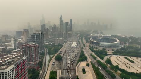 Gelber-Rauch-über-Der-Skyline-Von-Chicago,-Illinois-Von-Kanadischen-Waldbränden