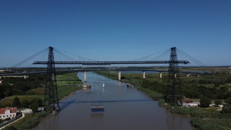 volando hacia atrás desde el puente colgante de rochefort sur mer, francia