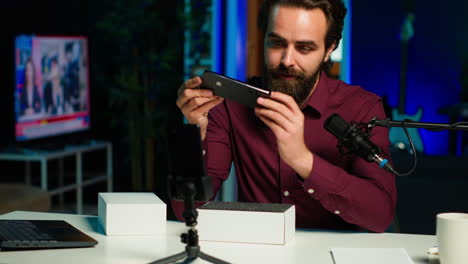 el artista presenta un teléfono inteligente de la marca patrocinadora