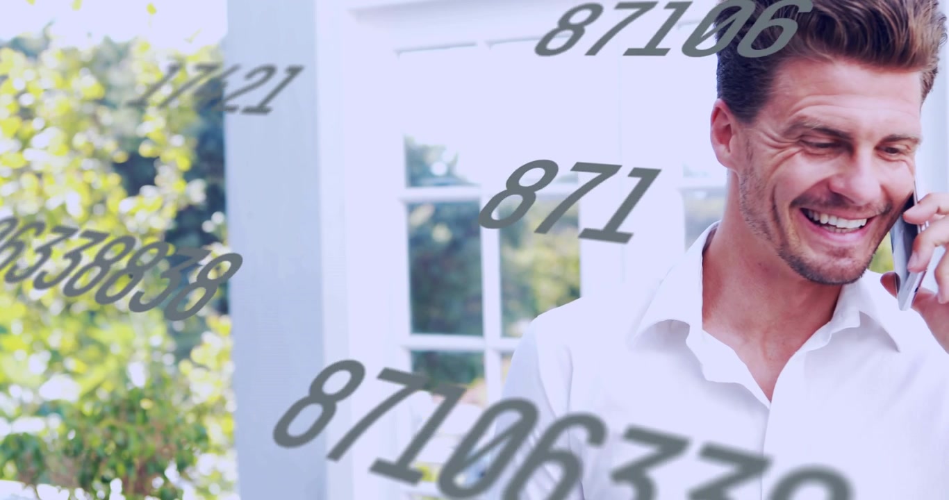 Uomo che porta il telefono all'orecchio destro in veranda, fa una chiamata di lavoro sorridendo, numeri oscurano il volto.