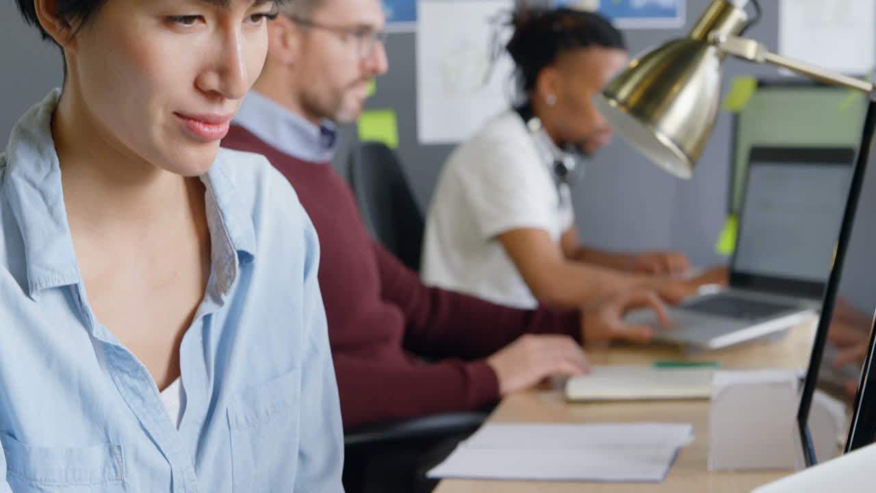 사무실 4k에서 노트북을 사용하는 주의 깊은 여성 임원