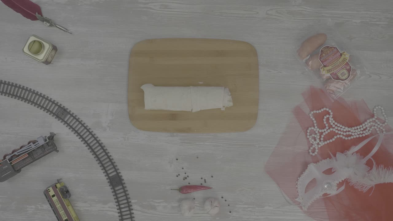 Preparare un Wrap o un Rotolo Farcito su Tagliere di Legno