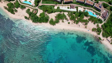 vista aérea de aviones no tripulados de un complejo turístico de vacaciones en la playa