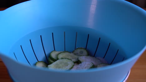 poner sal a las rodajas de pepino y tirarlas en un colador