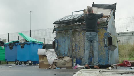 los contenedores se desbordan debido a la acción industrial de los hombres de contenedores en escocia, lo que deja a los residentes y dueños de negocios tratando de mantener sus lugares limpios.