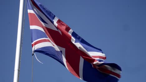 primer plano de la bandera británica, volando en un poste en el reino unido