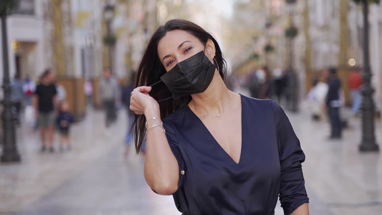 na rua da cidade, uma mulher usando uma máscara.