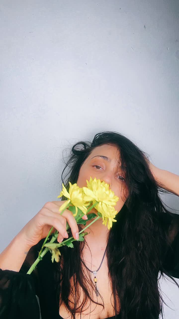 mujer con flores amarillas